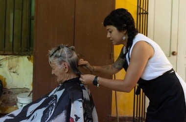 Unas manos dispuestas a servir en el corazón de La Habana