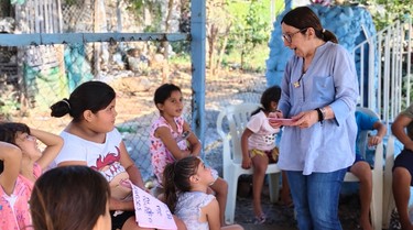 carmen-calama-con-ninos-y-ninas-voluntariado-2025-normal