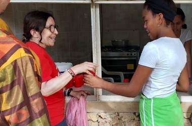 Carmen Calama repartiendo solidaridad