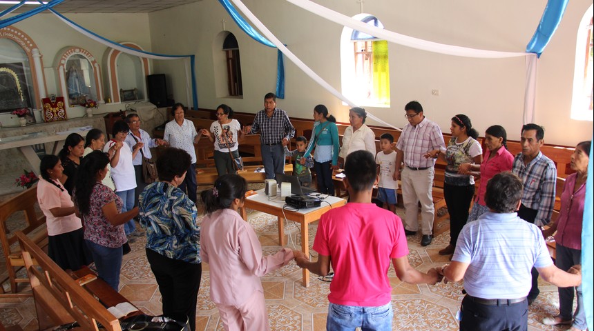 comunidad-rezando-padrenuestro-noticia_imagen