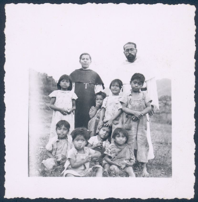 Con los niños y Fr. Juan