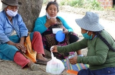 Entrega de alimentos a personas sin hogar, Perú. Misioneros Dominicos Selvas Amazónicas