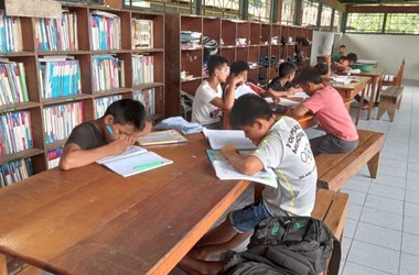 Estudiando en el internado de la misión - Perú