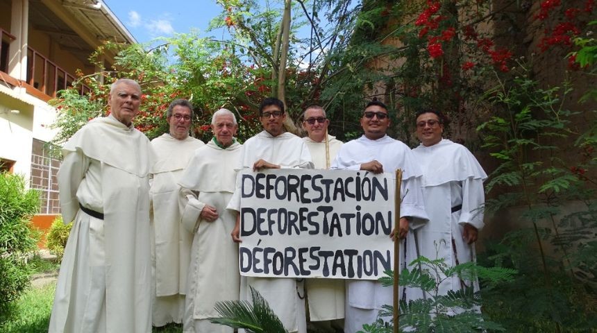 frailes-dominicos-sostienen-un-cartel-de-deforestacion-noticia_imagen