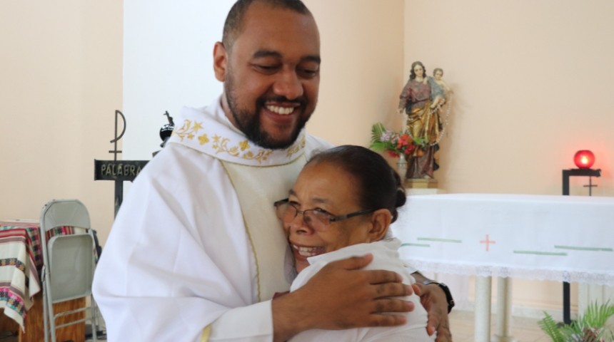 fray-cecilio-abrazando-rd-noticia_imagen