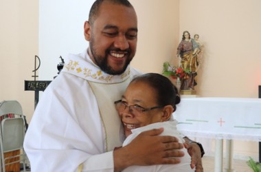 Fray Cecilio abrazando RD