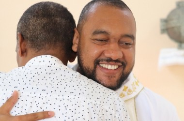 Fray Cecilio dando un abrazo