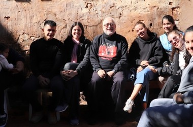 Gloria compartiendo Fr. Toni Voluntariado 2023 Paraguay