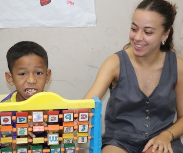Gloria con un niño voluntariado 2023 Paraguay