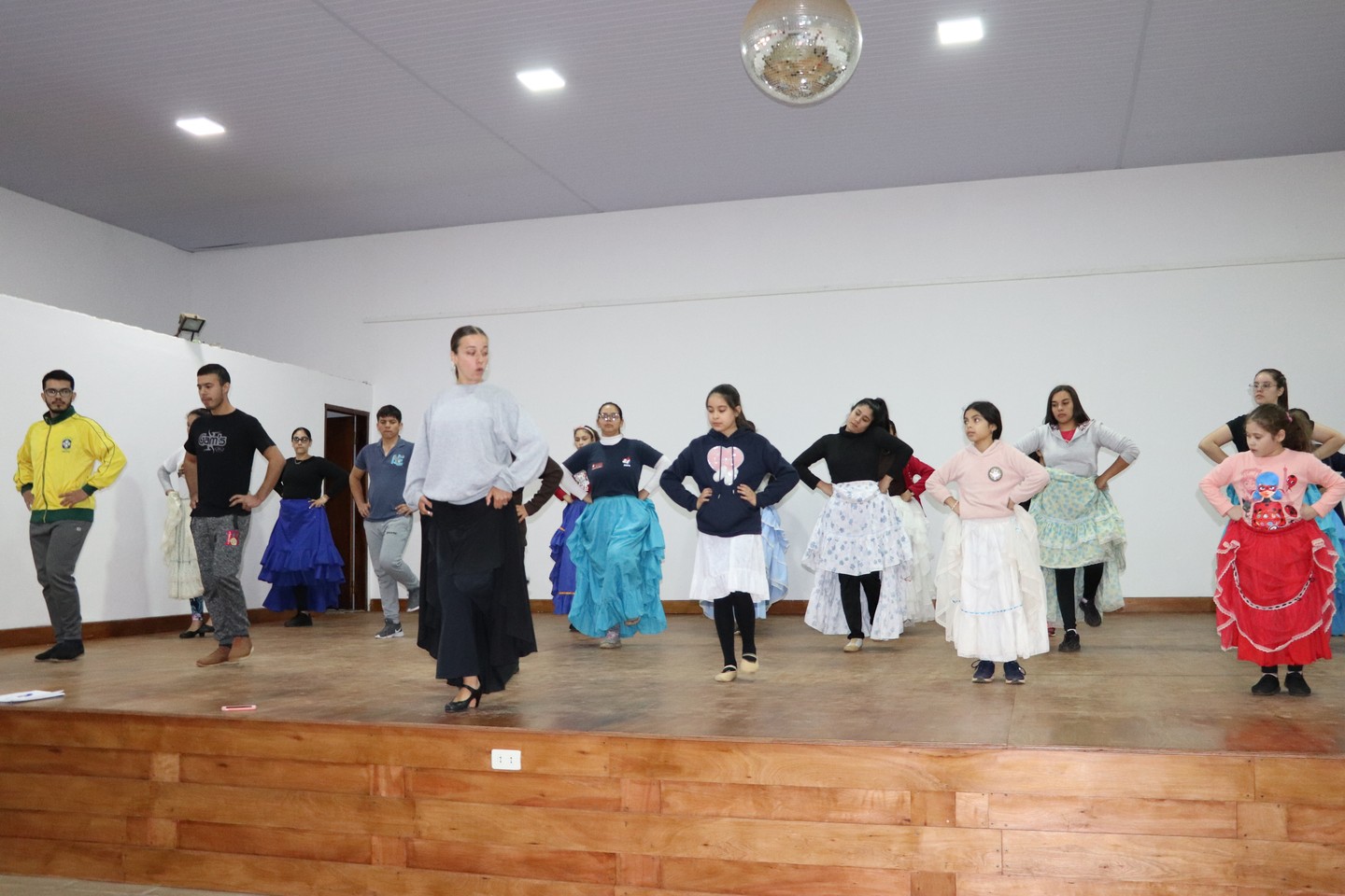 Gloria en el elenco de baile en Paraguay