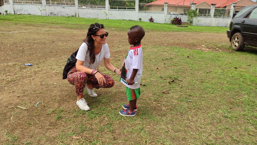 Lourdes conversando con un niño