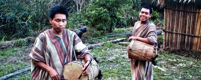 Matsigenkas tocando tamboras en Perú. Misioneros Dominicos Selvas Amazónicas