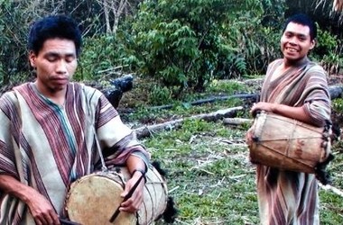 Matsigenkas tocando tamboras en Perú. Misioneros Dominicos Selvas Amazónicas