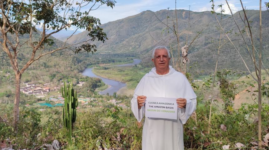 misionero-dominico-fr-roberto-abalos-op-con-cartel-amazonia-noticia_imagen