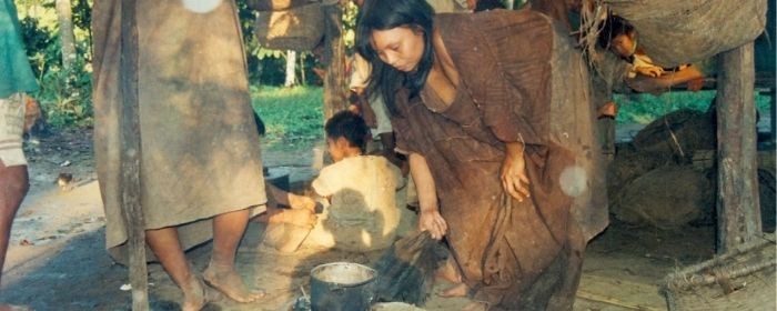 Mujer cocina Matsigenka Selvas Amazónicas Misioneros Dominicos