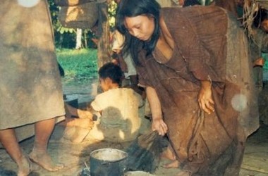 Mujer cocina Matsigenka Selvas Amazónicas Misioneros Dominicos