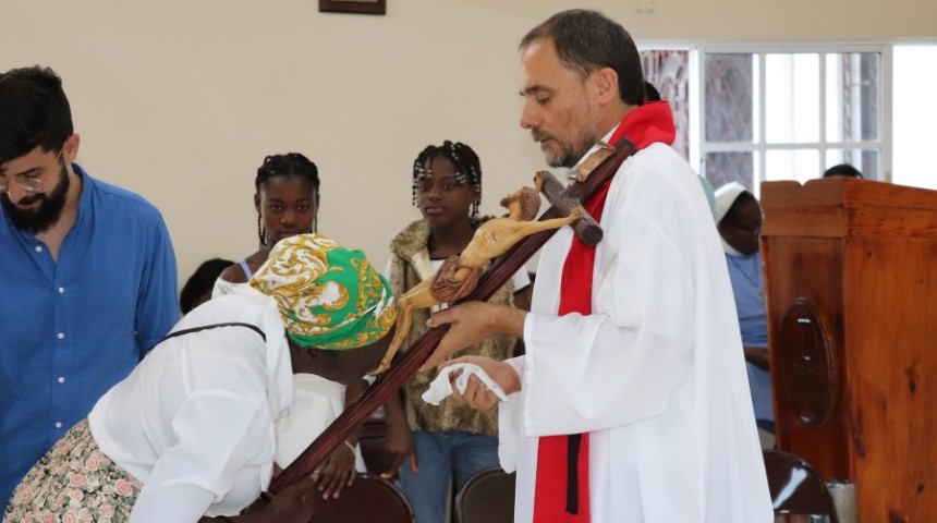 mujer-cristo-crucificado-miguel-angel-noticia_imagen