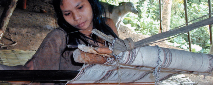Mujer tejiendo Misioneros Dominicos Selvas Amazónicas Matsigenka Perú 700