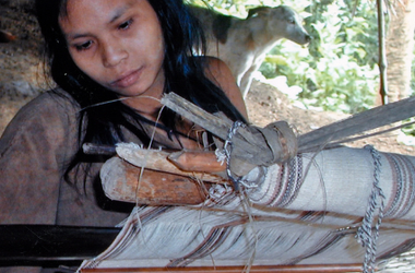 Mujer tejiendo Misioneros Dominicos Selvas Amazónicas Matsigenka Perú 700