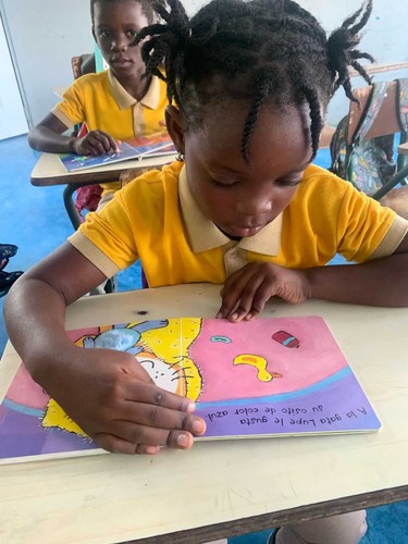 nina-aprendiendo-a-leer-en-la-escuelita-rd-normal