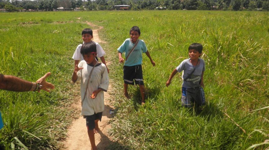 ninos-corren-hacia-una-mano-en-peru-noticia_imagen