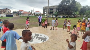 ninos-jugando-escudo-dominico-malabo-normal