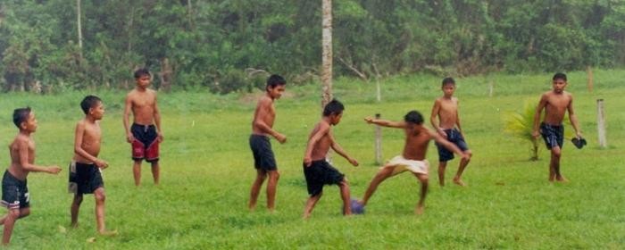 Niños jugando fútbol Misión Kirigueti Misioneros Dominicos Selvas Amazónicas Perú