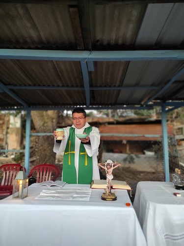 Pai Leo celebrando la eucaristía