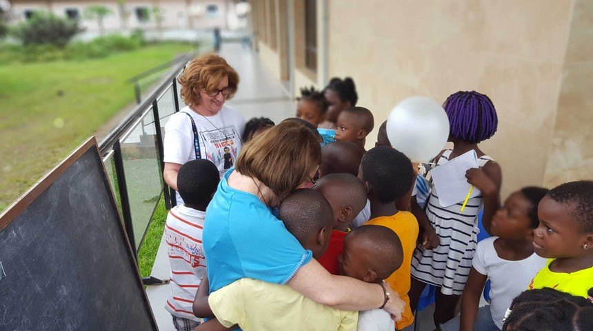 patricia-y-carmen-en-malabo-abrazo-ninos-noticia_imagen