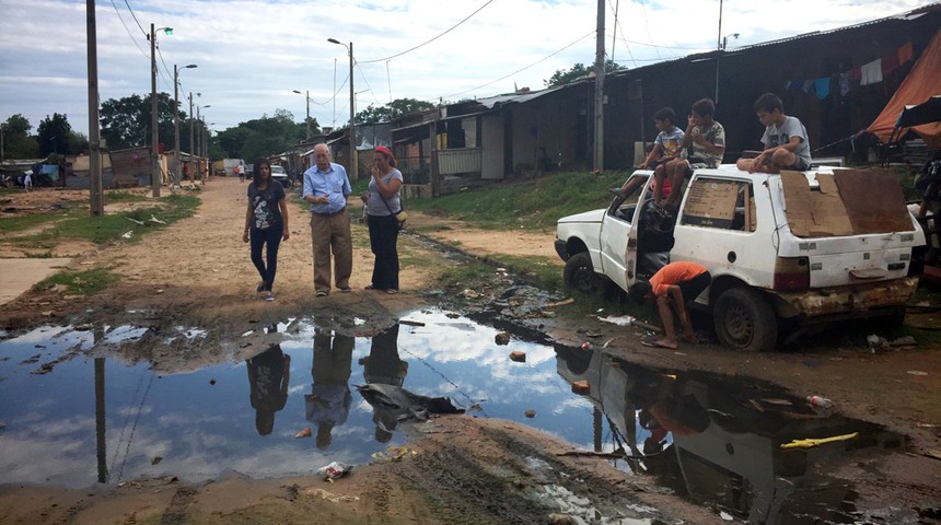 pedro-velasco-recorriendo-las-calles-del-banado-de-tacumbu-noticia_imagen