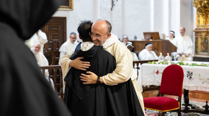 provincial-carballo-abrazo-toma-de-habito-dominicos-noticia_imagen