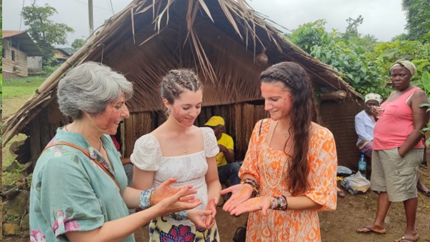 Voluntarias con pintura en Malabo